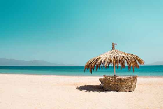 Parasoll på en strand i Egypten