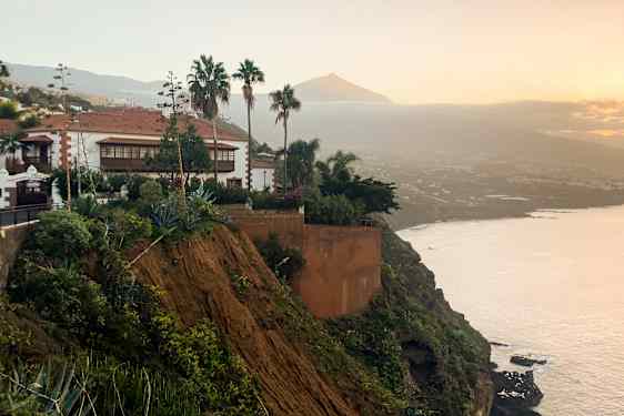 Puerto De La Cruz med Teide i bakgrunden