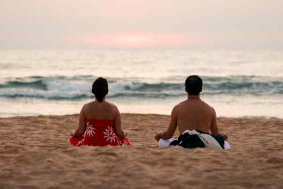 Yoga på stranden i Bentota