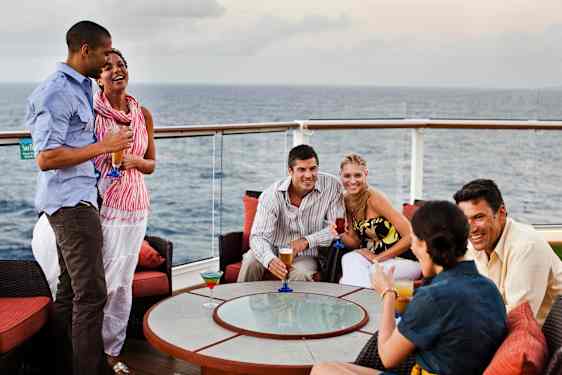 Vänner står i en bar