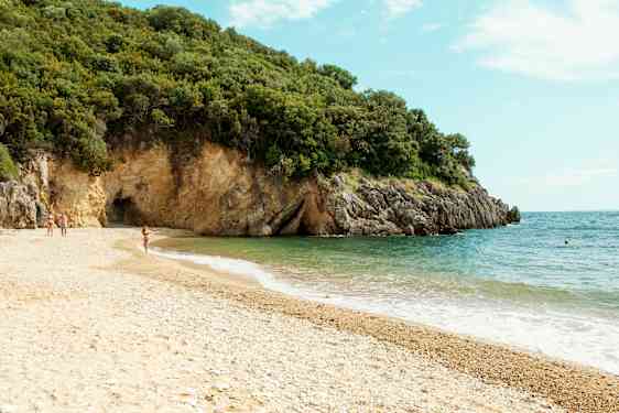 Sandstrand vid klippa