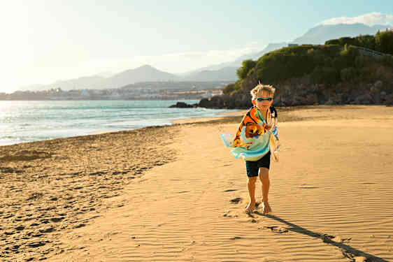 Pojke springer på stranden