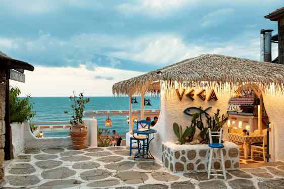 Restaurang i skymning i Bulgarien