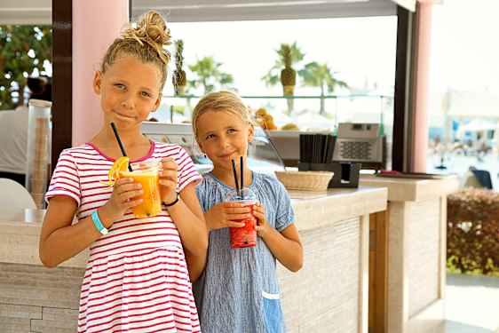 Två barn med glas i handen