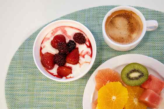 Frukt kaffe och yoghurt