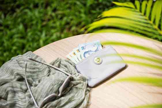 Thailändska bhat och solglasögon