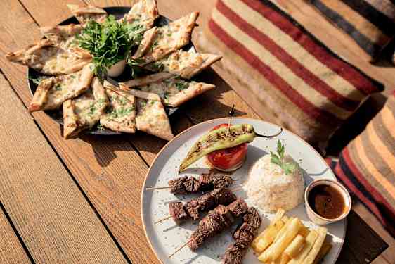 Tallrik med olika små turkiska mezes