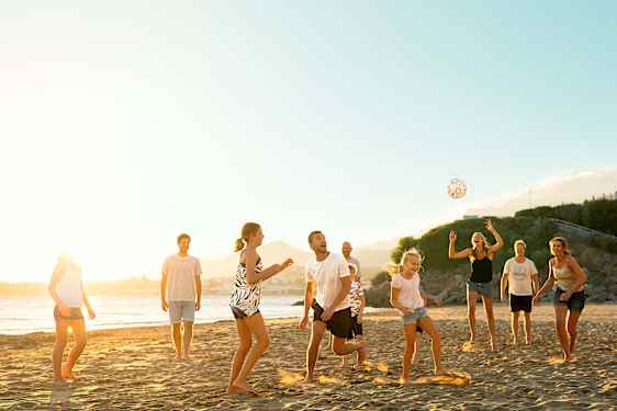 Ett stort sällskap på stranden