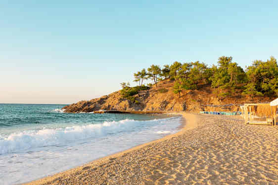 Strand i solnedgången