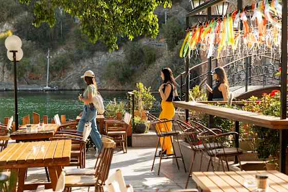 Hamnpromenad med restauranger i Agios Nikolaos