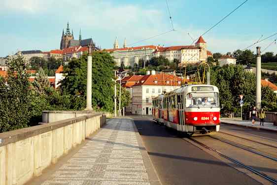 Spårvagn på bro i Prag