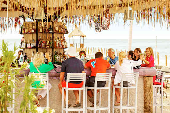 Familj sitter på en strandbar i Balchik