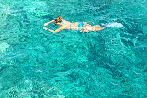 Kvinna snorklar i Egypten