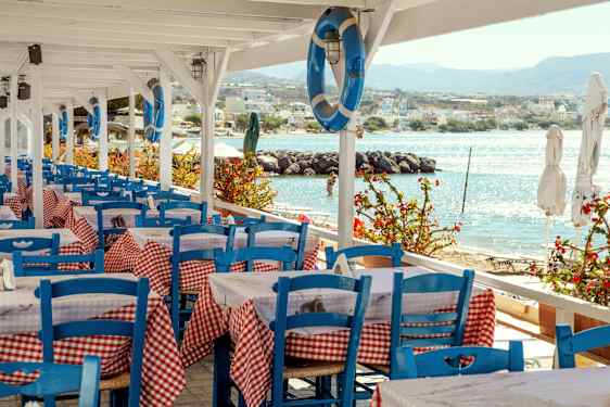 Taverna vid havet i Grekland