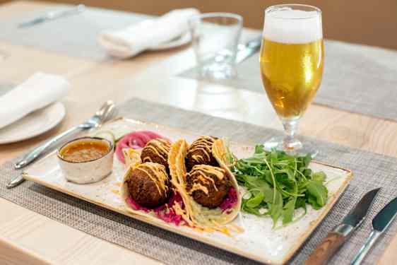 Uppdukad mat och dryck på en bricka