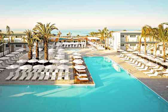 Poolområdet på Ocean Beach Club Cypern