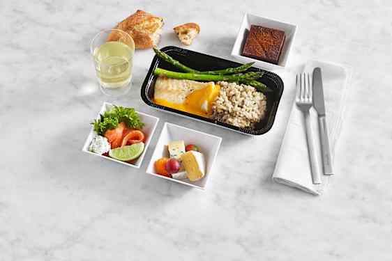 Man får mat serverad ombord på Sunclass Airlines