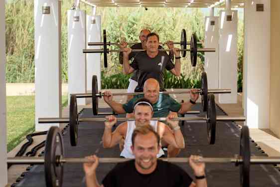 Personer med skivstänger på ett träningspass