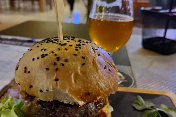 Hamburgare och öl på Teneriffa