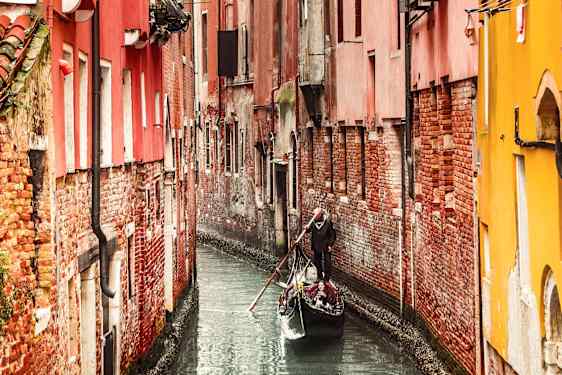Båt på en kanal i Venedig