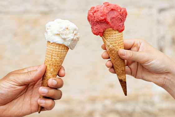 Två händer håller i varsin glass