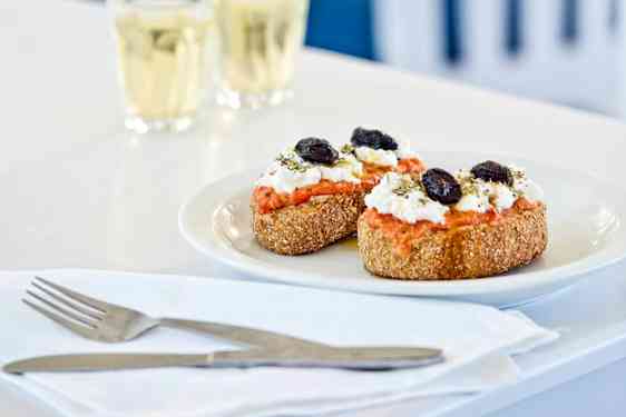 Dakos och två glas på bord