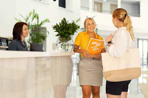 Personer i en reception