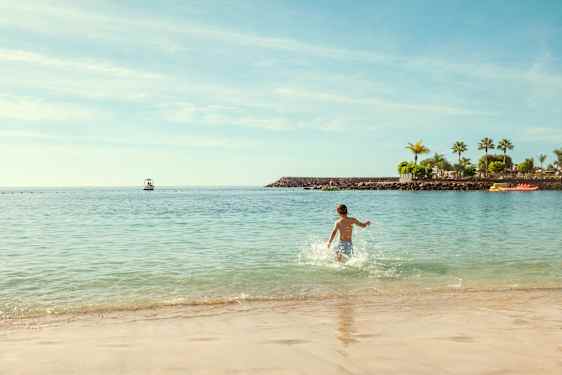 Pojke på stranden på Gran Canaria