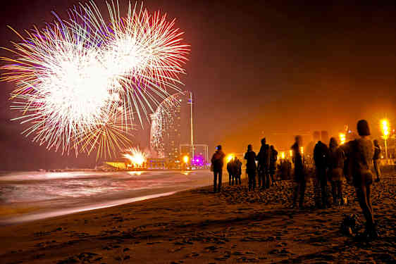 Fyrverkerier vid stranden i Barcelona