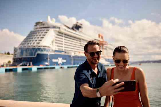 Par utanför ett Celebrity Cruises fartyg