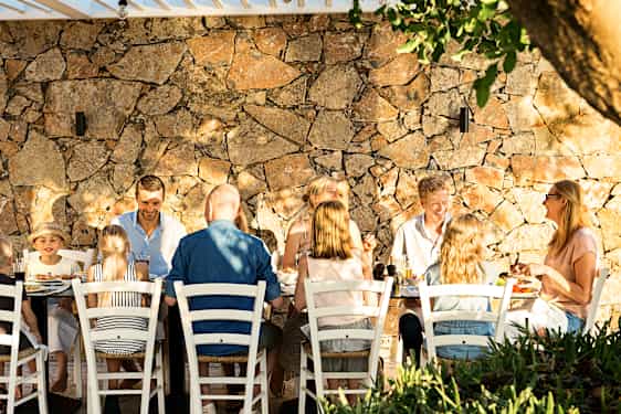 Familj sitter och äter på restaurang
