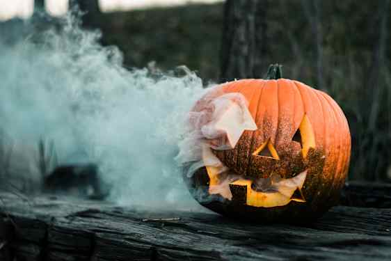 En Halloweenpumpa som det ryker om