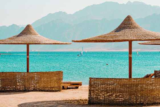 Solstolar på en strand i Egypten