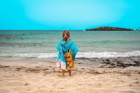 Barn står vid vattenkanten på Nissi Beach