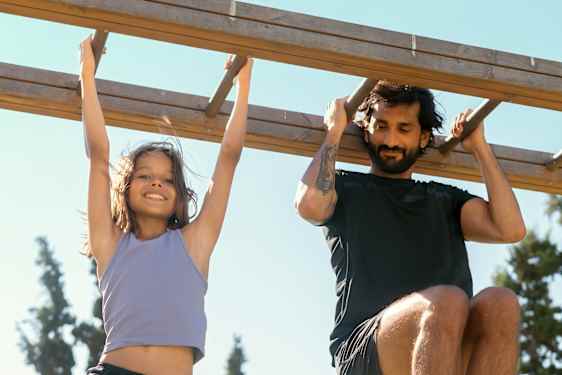 Kvinna och pojke på gym
