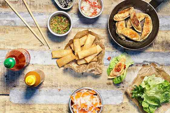 Dumplings & spring rolls i salladsblad med dipp & pickles
