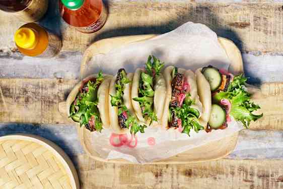 ÅNGADE OCH FYLLDA BAOBRÖD MED FLÄSKSIDA