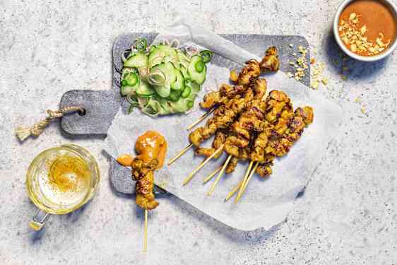 GRILLED SATAY MED JORDNÖTSÅS OCH GURKPICKLES