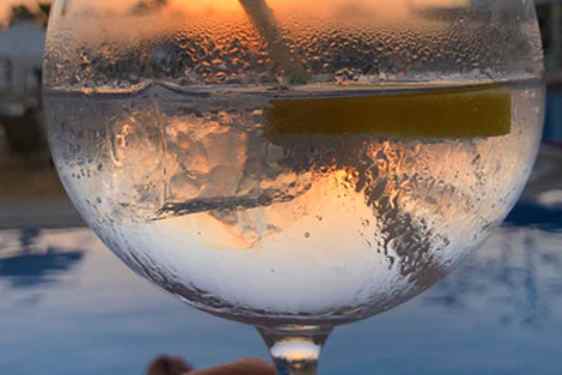 En gin och tonic (med citron från trädgården) vid poolkanten från mitt rum på Sunprime Ayia Napa Suites.
