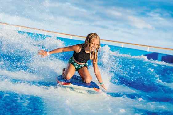 Tjej på surfingbräda