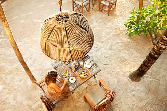 Kvinna äter på ett hotell i Tulum