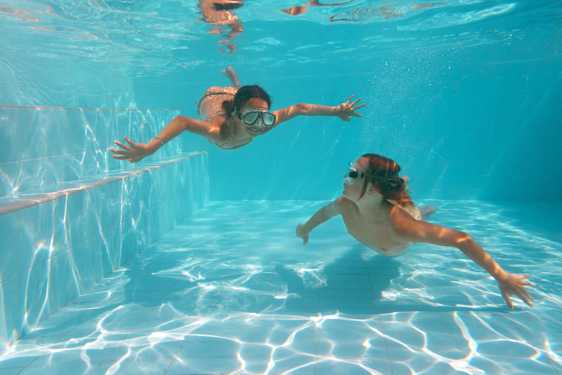 Barn badar i pool