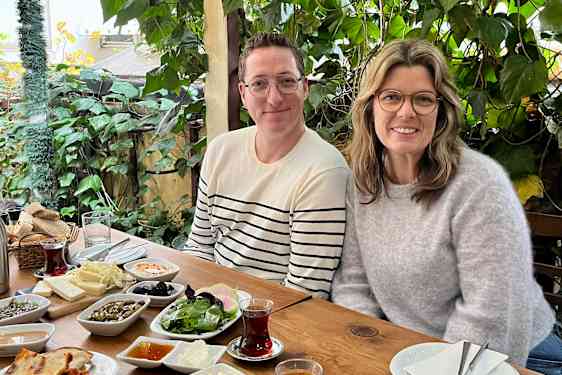 Två glada danskar redo för turkisk frukost