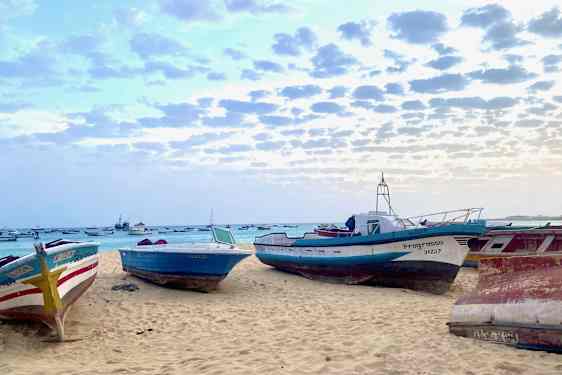 Fiskebåtar på stranden. Foto: Privat