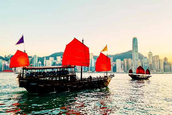 Båtar med Hong Kongs skyline i bakgrunden 