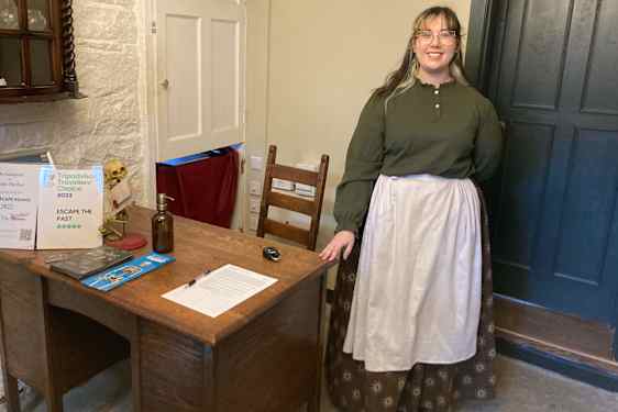 Vår värdinna hälsar välkommen