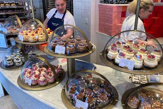 Det är svårt att välja bland alla färgglada donuts