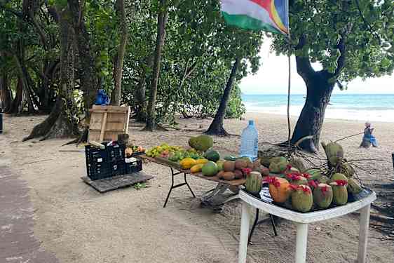 Strandpromenaden vid Beau Vallon