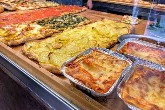 Romersk pizza är ett enkelt, billigt och ett snabbt sätt att bli mätt.