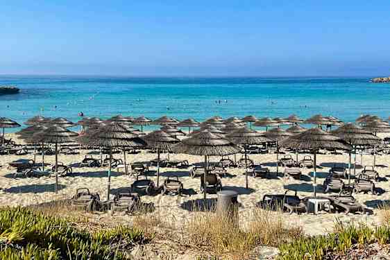 Nissi Beach, som har kristallklart badvatten